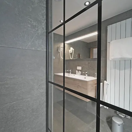 Des Ardennes Hotel 4*