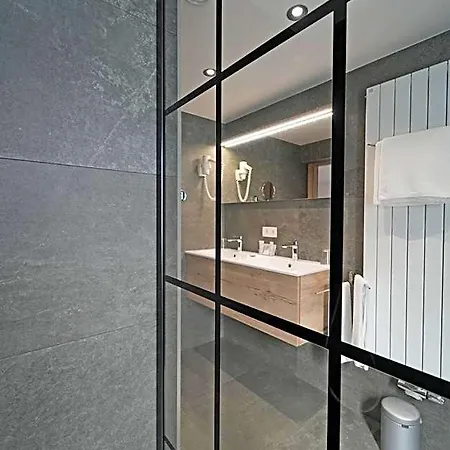 Des Ardennes Hotel 4*